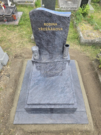 Urnový pomník Orion s chodníkem.jpg